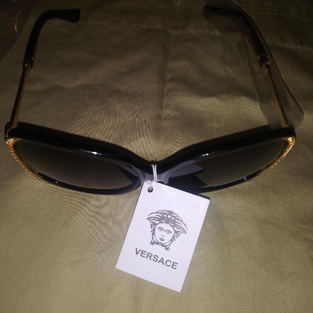 Versace - Picture 5 of 5